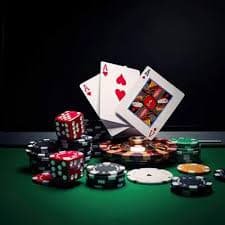Dealer profesional memfasilitasi permainan turnamen di studio multi-kamera gemscool