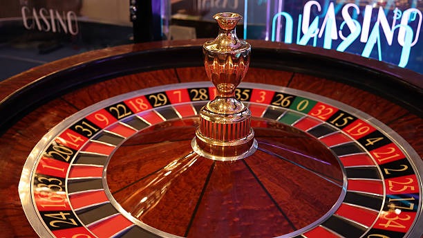 Aplikasi mobile gemscool menampilkan dealer langsung blackjack di layar smartphone
